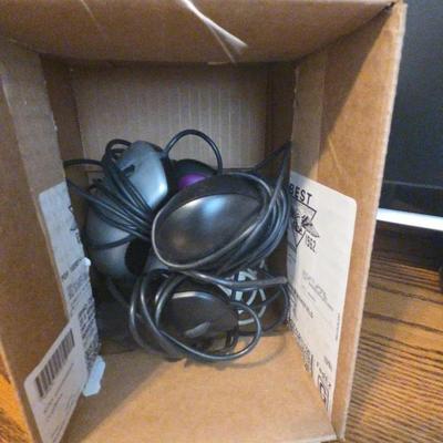 Samsung 21.6in Monitor With HP Keyboard 5 Mouses And Mouse Pads