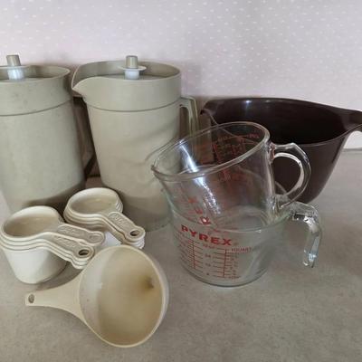 Tupperware, Rubbermaid And PYREX Kitchen Items And Measuring Cups 