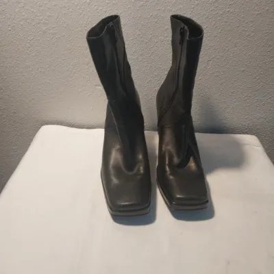 Sale Photo Thumbnail #380: SIMPLYVERA HAS LARGE DEPARTMENT IN MIDDLE 2 ZIPPERED AREA ON SIDES-BOOTS SIZE 8. BOTH IN LIKE NEW CONDITION