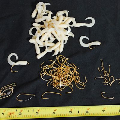 Lot of White Grubs & Hooks - Some are Weedless (Hfc4)