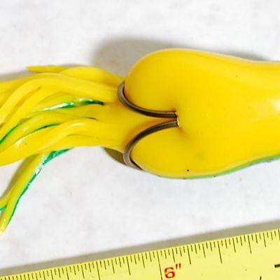 Lot of 2 Plastic / Rubber Top Water Weedless Frogs GREAT!! (Frm8)