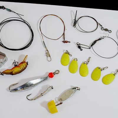 Lot of Tackle & Lures - Kastmasters / Spoons / Crawfish Crankbait / Leaders & More (Teb55)