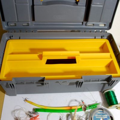 Large Tackle Box & Contents 3 Fluke Rigs, 2 Tube Lures, 2 Spoons, Rigging Wire, & Roll of Berkley Steelon Black Leader (Gre4)