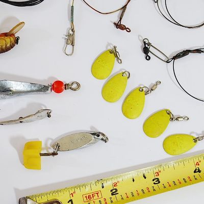 Lot of Tackle & Lures - Kastmasters / Spoons / Crawfish Crankbait / Leaders & More (Teb55)