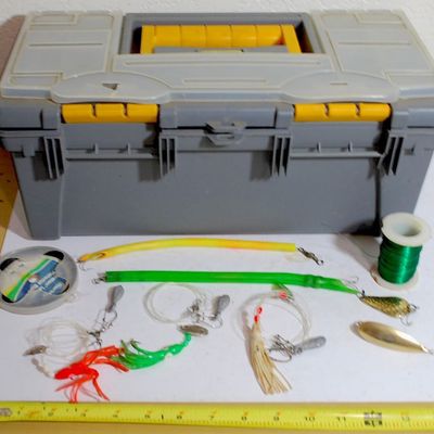 Large Tackle Box & Contents 3 Fluke Rigs, 2 Tube Lures, 2 Spoons, Rigging Wire, & Roll of Berkley Steelon Black Leader (Gre4)