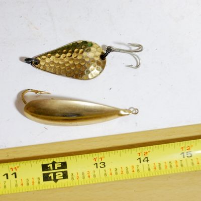 Large Tackle Box & Contents 3 Fluke Rigs, 2 Tube Lures, 2 Spoons, Rigging Wire, & Roll of Berkley Steelon Black Leader (Gre4)