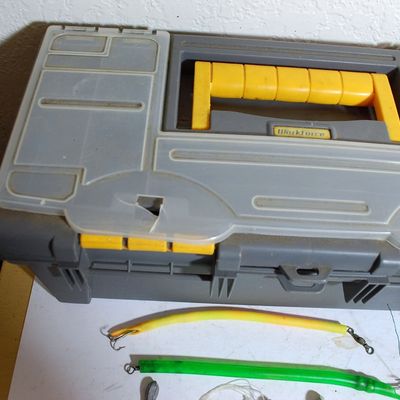Large Tackle Box & Contents 3 Fluke Rigs, 2 Tube Lures, 2 Spoons, Rigging Wire, & Roll of Berkley Steelon Black Leader (Gre4)