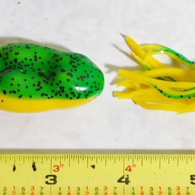 Lot of 2 Plastic / Rubber Top Water Weedless Frogs GREAT!! (Frm8)
