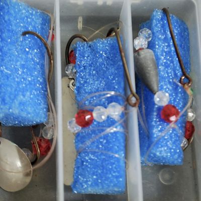 Lot of 6 Fluke / Flatfish / Flounder / Bottom Fishing Rigs w/ Beads & Spoons w/ Tackle Box Case. (Tne1)