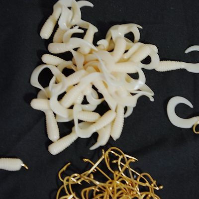 Lot of White Grubs & Hooks - Some are Weedless (Hfc4)