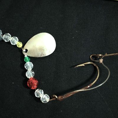 Lot of 6 Fluke / Flatfish / Flounder / Bottom Fishing Rigs w/ Beads & Spoons w/ Tackle Box Case. (Tne1)