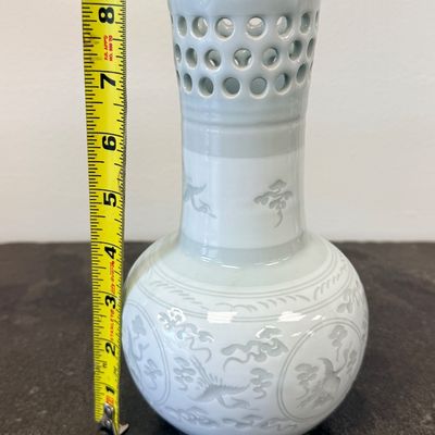 Korean celadon (Cheongja) studio porcelain vase crafted by the master artisan Cheongsen (青泉 / 청샘).