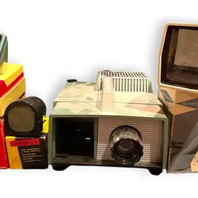Realist 400 Deluxe Color Slide Projector & Lens 