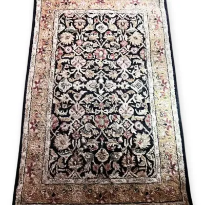 68.5”x 44.5” Safavieh Wool Rug