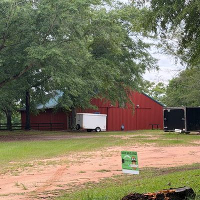 This is where the sale is located. Not the house in front of it. A family with a newborn live here. 