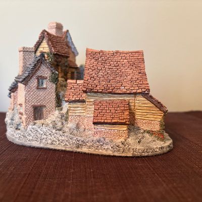 LOT 86: Vintage 1980's David Winter Cottages