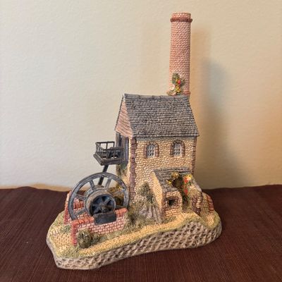LOT 86: Vintage 1980's David Winter Cottages