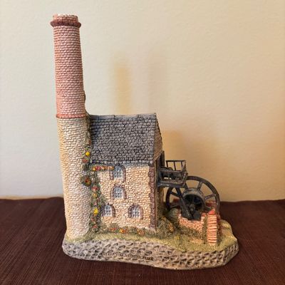 LOT 86: Vintage 1980's David Winter Cottages