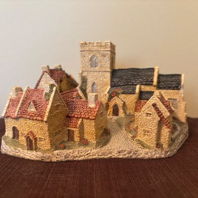 LOT 86: Vintage 1980's David Winter Cottages