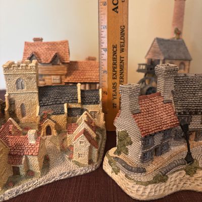 LOT 86: Vintage 1980's David Winter Cottages