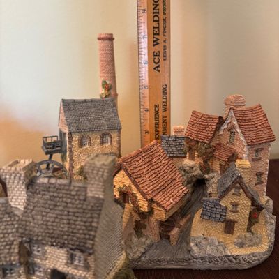 LOT 86: Vintage 1980's David Winter Cottages