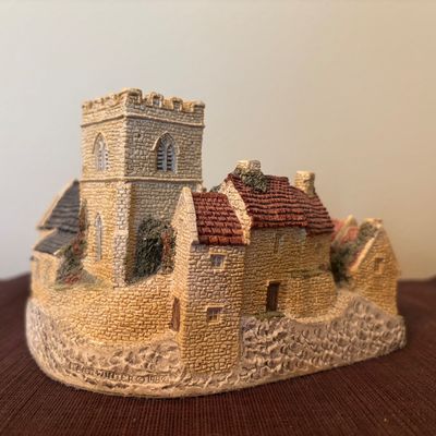 LOT 86: Vintage 1980's David Winter Cottages