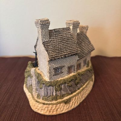 LOT 86: Vintage 1980's David Winter Cottages