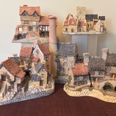 LOT 86: Vintage 1980's David Winter Cottages