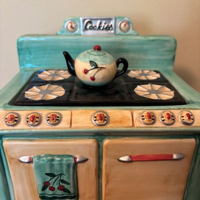 LOT 88: Vintage Vandor Pelzman Designs 1995 Oven Stovetop Top Cookie Jar, Kemp & Beatley Beaded Edge Napkin Rings, Hammered Copper...