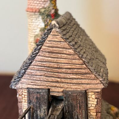 LOT 86: Vintage 1980's David Winter Cottages