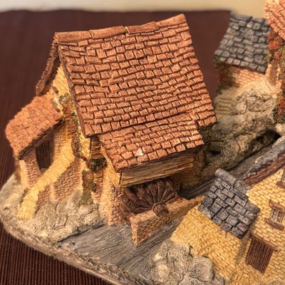LOT 86: Vintage 1980's David Winter Cottages