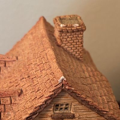LOT 86: Vintage 1980's David Winter Cottages
