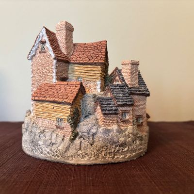 LOT 86: Vintage 1980's David Winter Cottages