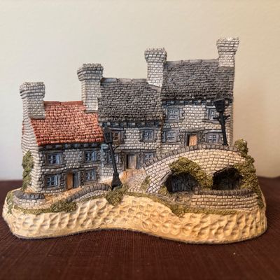LOT 86: Vintage 1980's David Winter Cottages