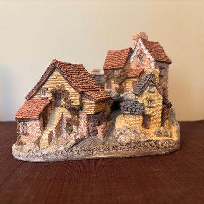 LOT 86: Vintage 1980's David Winter Cottages
