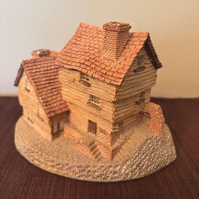 LOT 86: Vintage 1980's David Winter Cottages