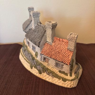 LOT 86: Vintage 1980's David Winter Cottages