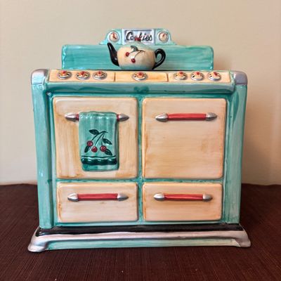 LOT 88: Vintage Vandor Pelzman Designs 1995 Oven Stovetop Top Cookie Jar, Kemp & Beatley Beaded Edge Napkin Rings, Hammered Copper...