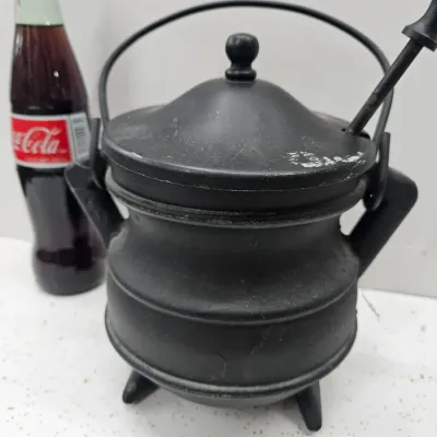 Cast iron pot