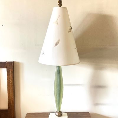 LOT 57: MCM Table Lamp with Decorative Leaf Lamp Shade with Pair of Carved Framed Leaf Wall Hangings (Beech and Maple)