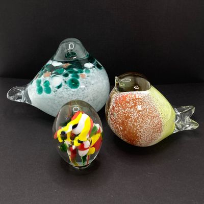 LOT 71: Pair of Art Glass Birds with Colorful Egg / Oval Shaped Paperweight