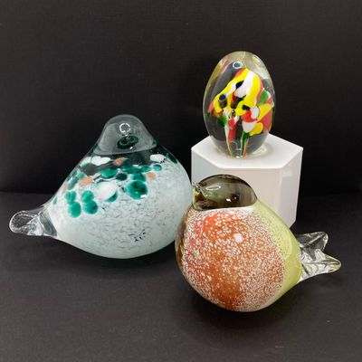 LOT 71: Pair of Art Glass Birds with Colorful Egg / Oval Shaped Paperweight
