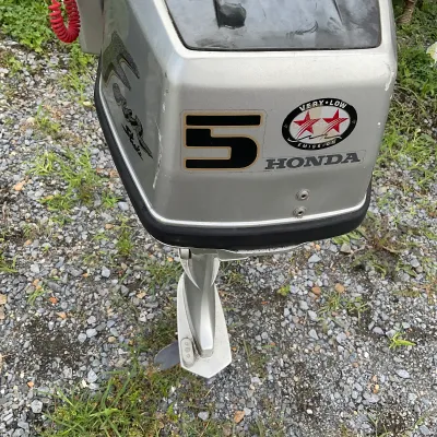 1059 2001 Honda BF5A FourStroke 5 HP Portable Outboard Boat Motor