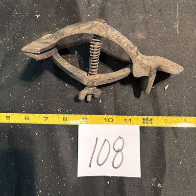 vintage cast iron saw vise