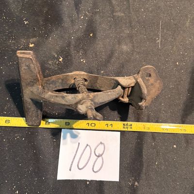 vintage cast iron saw vise
