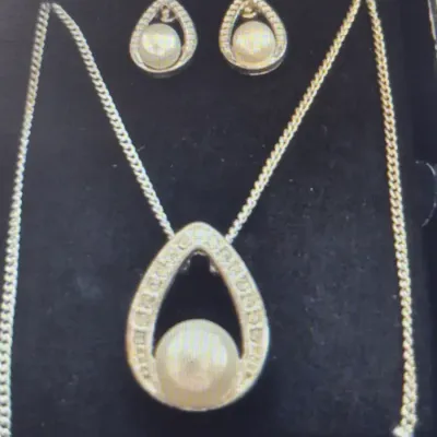 Avon Mila Gift Set Faux Pearls, Silver Plate & Crystals Teardrop Pendant Necklace NIB Perfect Cond & Red Choker w/ earrings