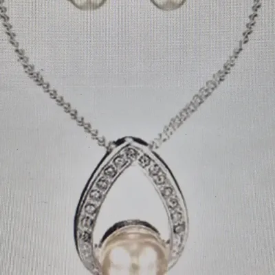 Avon Mila Gift Set Faux Pearls, Silver Plate & Crystals Teardrop Pendant Necklace NIB Perfect Cond & Red Choker w/ earrings