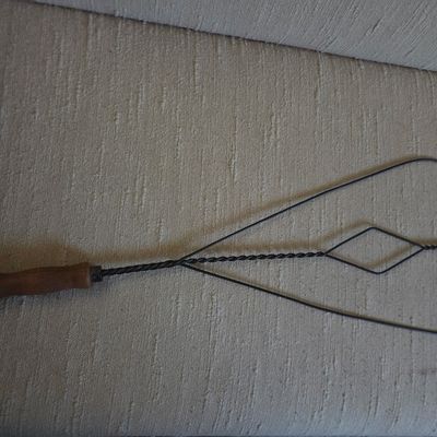 Vintage Wire Rug Beater with Wooden Handle