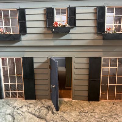 Vintage Colonial Style Dollhouse
