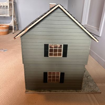Vintage Colonial Style Dollhouse